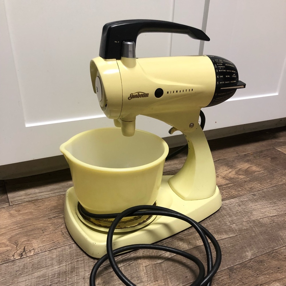 ☀️ VINTAGE 1939 yellow Sunbeam Mix Master ☀️